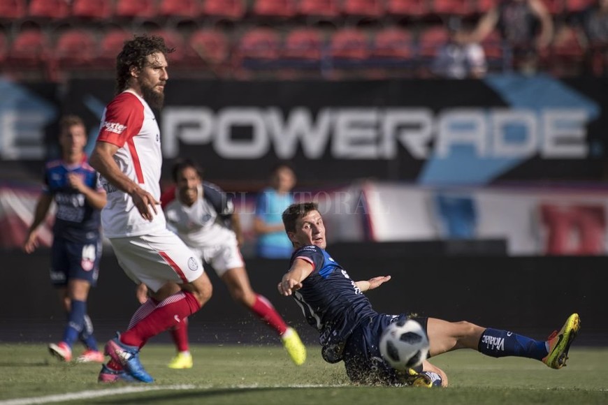 ELLITORAL_205006 | Matías Nápoli ¡Te me escapaste! , parece decirle Franco Soldano a la pelota, luego de un centro de Bruno Pittón que no pudo conectar. Le faltó cinco para el peso a Unión en los últimos metros.
