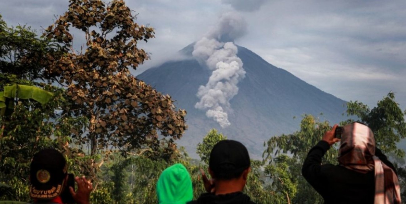 Nueva erupción del volcán Semeru en Indonesia provoca la huída de cientos de rescatistas
