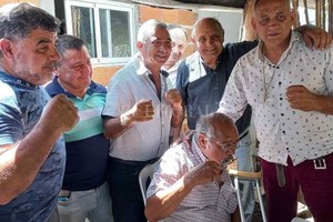 Gentileza FaceBox Que no se corte. Hace unos días se organizó un almuerzo en el Quincho de Chiquito que reunió a varios ex boxeadores que han tenido una destacada trayectoria, tanto amateur como profesional. El encuentro sirvió para conocer y recordar muchas anécdotas, de las alegres y de las no tanto; y además, no faltó el recuerdo para dos asiduos asistentes a este tipo de reuniones: Juan Domingo  Martillo  Roldán y Juan Carlos  El Zurdo  Fernández.