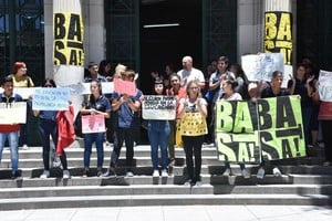 Guillermo Di Salvatore Estudiantes, docentes y padres se oponen a que cedan el espacio del que disponen. Realizaron abrazos simbólicos, corte de calle y un acampe en las puertas del establecimiento.