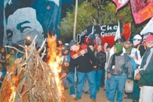 EFE, El nuevo Día, Fernando Cartagena (Bolivia) / La Razón y AFP El rostro de Ernesto Guevara flamea desde una bandera, junto a un fuego, en el lugar donde murió, hace 40 años