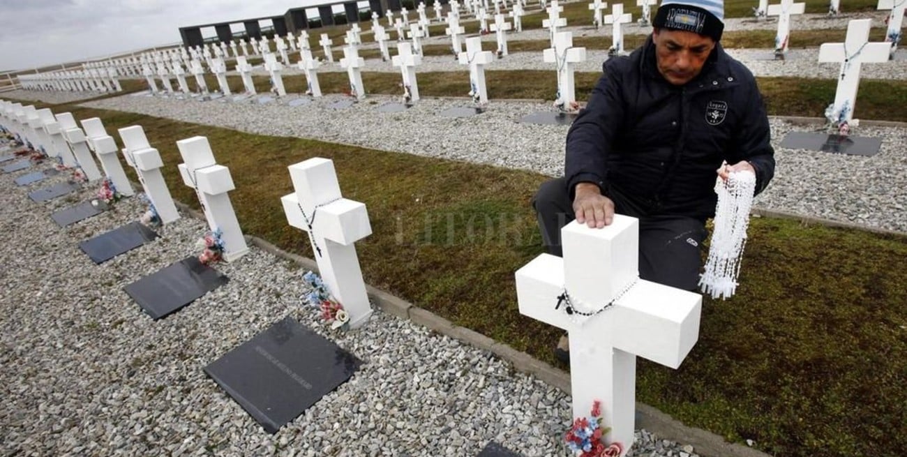 Se autoriza a familiares de los caídos en Malvinas a visitar las tumbas de los fallecidos 