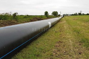 ELLITORAL_230583 |  El Litoral POSITIVO.  En enero del año próximo debería estar trabajando a paso firma en la zona. La traza tentativa por donde pasaría el acueducto incluiría el camino que une la Ruta N° 36-S con Plaza Matilde , indicó.