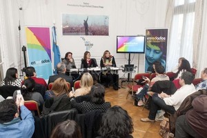 Gentileza Defensoría del Público La red fue presentada por Eduardo Rinesi (Afsca), Florence Bauer (Unicef Argentina) y Cyntia Ottaviano (Defensoría del Público).