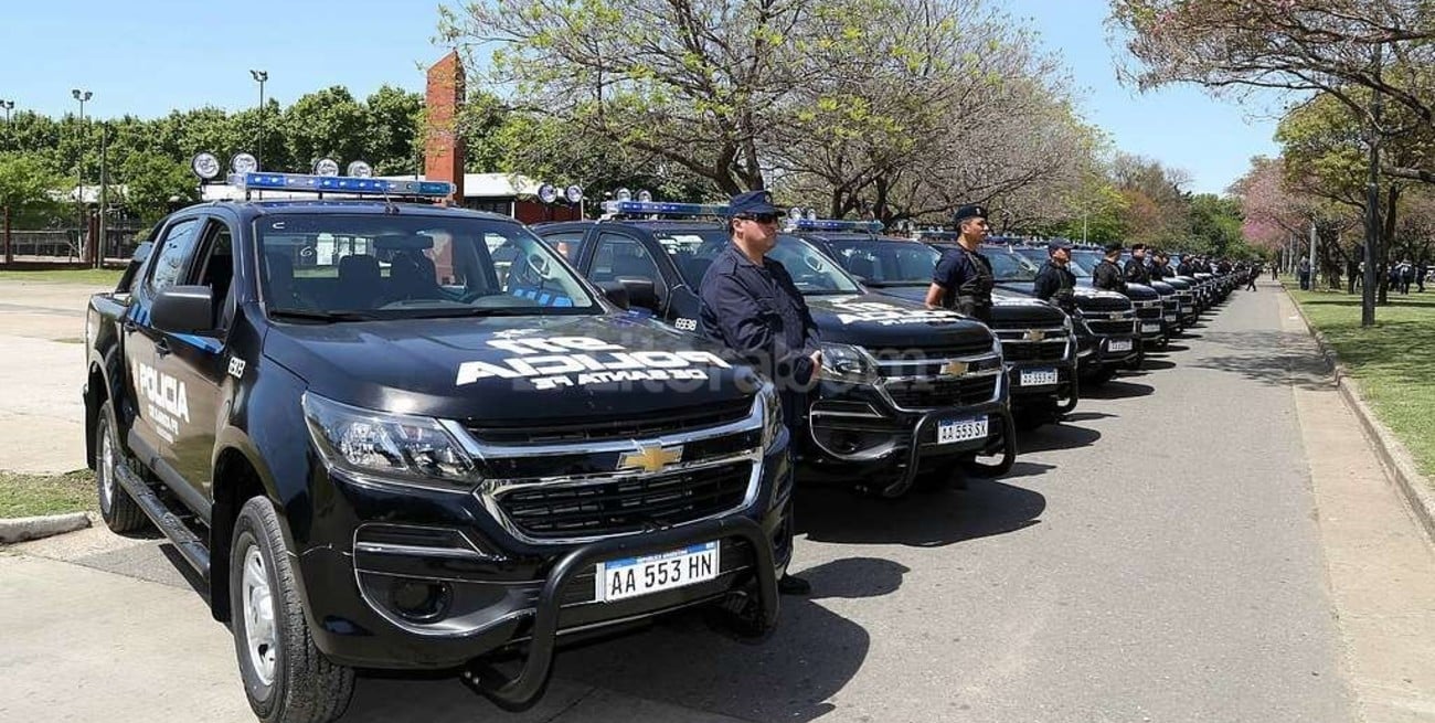 Comenzó la entrega de las nuevas camionetas para la Policía de la Provincia
