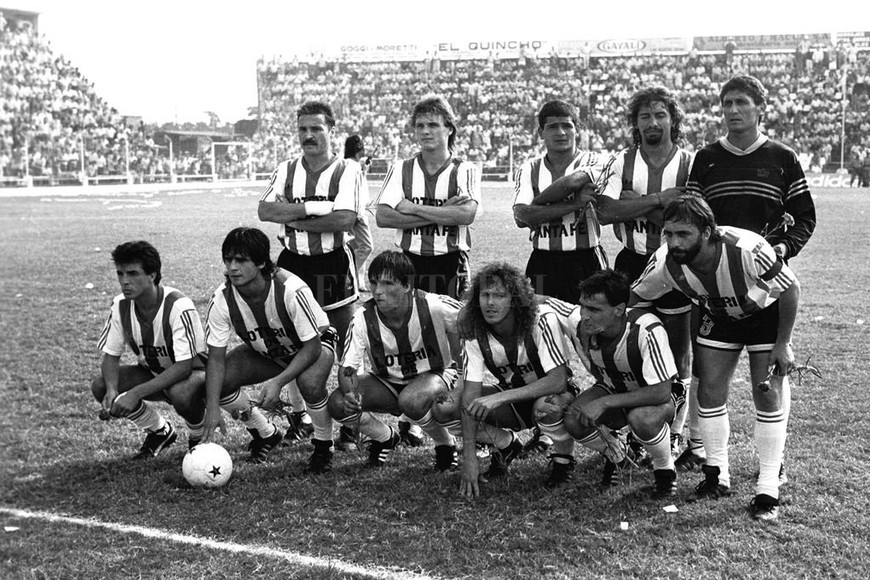 ELLITORAL_239248 |  Archivo El Litoral Una de las formaciones de aquél equipo de 1989. De pie: Passucci, Humoller, Altamirano, Mauri y Tognarelli. Agachados: Castro, Dante Fernández, Toresani, Echaniz, Madelón y Jorge García. En ese tiempo, el cordobés recién estaba pisando los 20 años.