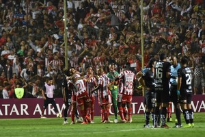 ELLITORAL_242368 |  Mauricio Garín El festejo final en el encuentro ante Independiente del Valle. Es una imagen que Unión quiere repetir en los partidos que le faltan de la Superliga para asegurar el lugar en la Sudamericana del 2020.