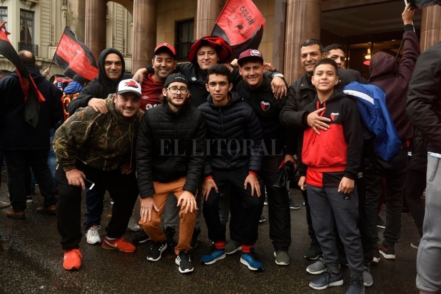 ELLITORAL_248229 |  Carolina Niklison - Matías Pintos - agencia efedos Los hinchas sabaleros no abandonaron nunca el acompañamiento al plantel. En la puerta del hotel se repitieron este tipo de escenas, y los jugadores fueron ovacionados y alentados antes del partido. Los hinchas se fueron desanimados y disconformes del Centenario.