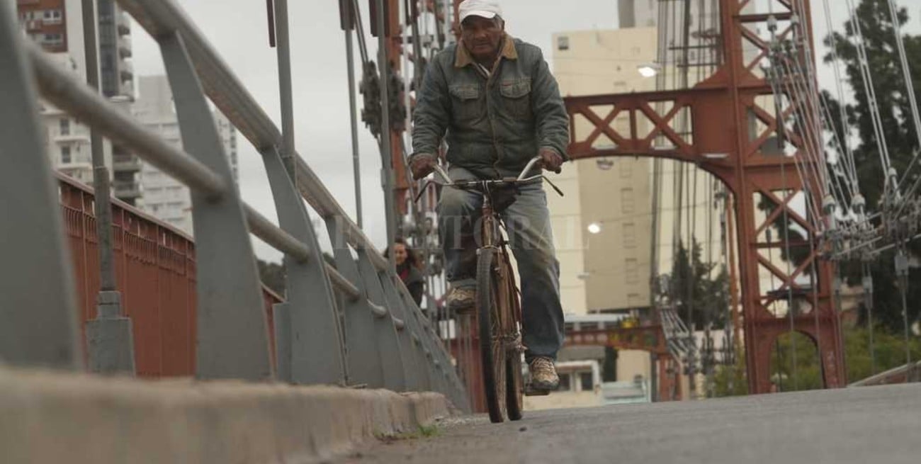A 34 años de la caída del Puente Colgante, el ciclista sobreviviente volvió a cruzarlo