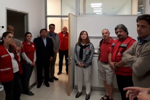 ELLITORAL_245074 |  Gentileza GSF La ministra de Salud, Andrea Uboldi y el secretario de Protección Civil, Marcos Escajadillo, junto a los visitantes de Cruz Roja, con quienes afianzan los lazos laborales para el bien de la comunidad.