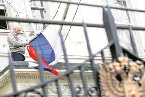 ELLITORAL_205981 |  PHIL NOBLE / REUTERS Un hombre sostiene una bandera rusa en la embajada de Rusia en Londres...