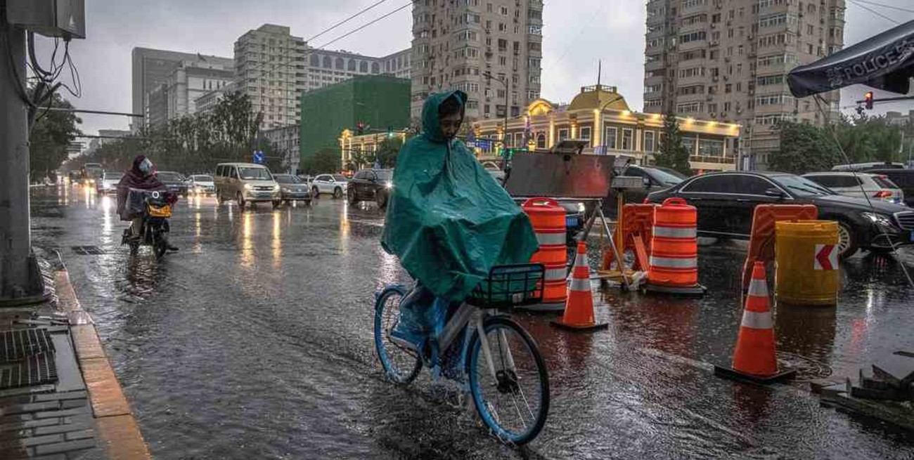 China: al menos 5 muertos y más de 50.000 evacuados por las fuertes lluvias en el norte del país