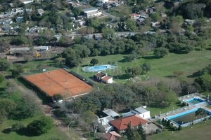 ELLITORAL_200121 |  Gentileza Jano Colcerniani El  Plumín  colonista. Uno de los anexos de las fantásticas instalaciones del Club Atlético Estudiantes, lindante al conocido y tradicional country  El Plumazo . En uno de los ingresos a la capital entrerriana  existe el campo de golf que eligió el profe Santella por recomendación de Iván Borghello, ex jugador que se suma como nexo al cuerpo técnico de Eduardo Domínguez para esta temporada.