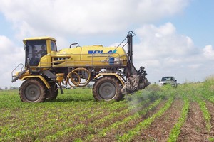 Archivo. No es libre. Argentina cuenta con el SENASA que, entre otras funciones, tiene la de controlar el cumplimiento de las normas técnico-administrativas referidas a la elaboración y/o formulación de productos fitosanitarios , dijeron desde la entidad.