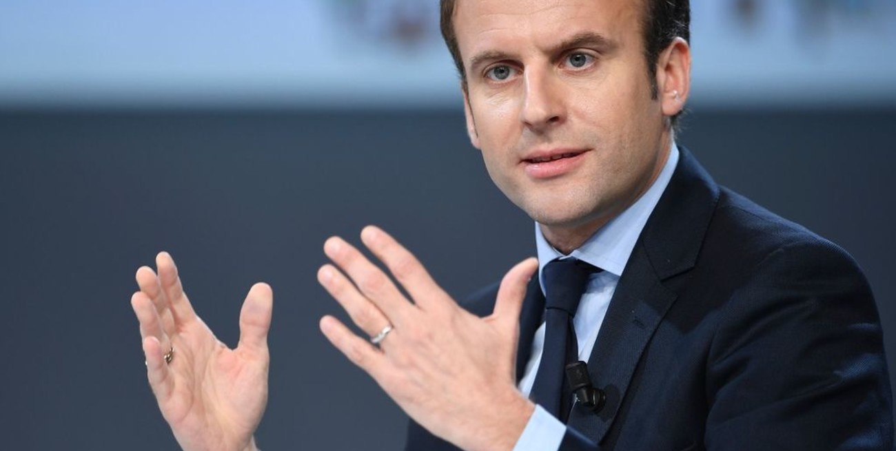 Macron apela a la televisión para frenar la tensión social y su caída en las encuestas