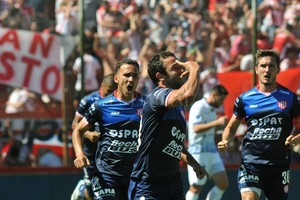 Mauricio Garín La misma novela. Festeja un gol Lucas Gamba y aparece al lado suyo Franco Fragapane. La misma historia, la misma explosión a puro gol en el Mundo Unión y el mismo final de Fragapane como el de Gamba: se irá libre en junio, con el pase en su poder. Otra vez la misma película de hace poco tiempo en Unión. Cambiaron los actores (primero Gamba, ahora Fragapane), pero el guión es el mismo, el director también y el final es igualito. Sin palabras.