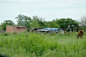 ELLITORAL_267541 |  Flavio Raina Usurpación. Las precarias viviendas están junto a la dependencia policial.