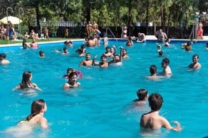 ELLITORAL_429389 |  Gentileza. A poco de ser inauguradas, una multitud disfrutó de las piletas del Parque Municipal de Rufino.