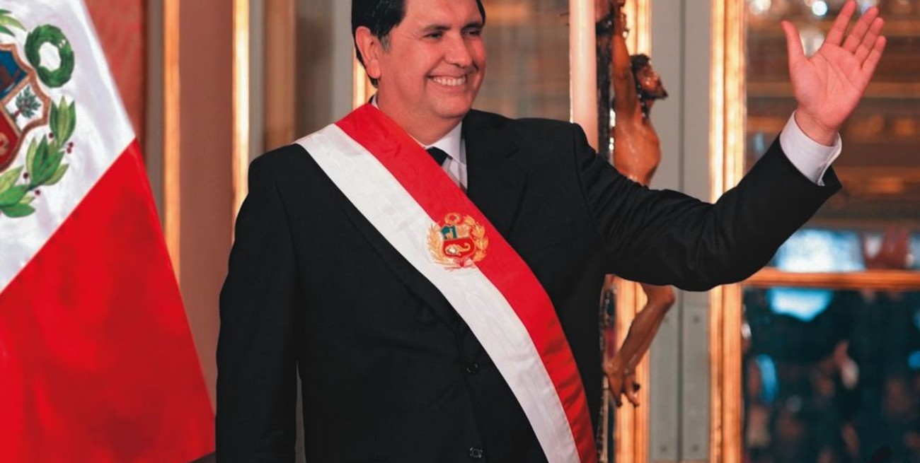 El ex presidente de Perú Alan García se disparó en la cabeza cuando iba a ser detenido
