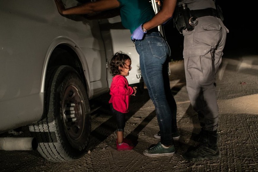 ELLITORAL_238848 |  John Moore - Getty Images La niña Yana, de Honduras, llora mientras su madre, Sandra Sánchez, es cacheada por un policía estadounidense de fronteras en McAllen (Texas).