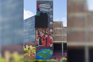 ELLITORAL_336481 |  Gentileza Caro Niklison / Santa Fe Producciones Primer Mural interactivo de Argentina. La obra del  Niño de Cobre  (es la más grande de todas las que hizo en Santa Fe), con Los Palmeras, La Olla y una pantalla de Led donde desfilarán las imágenes de los 40.000 hinchas.