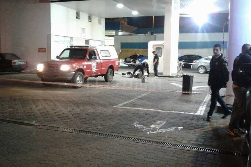 ELLITORAL_190788 |  Danilo Chiapello En el lugar trabajaron agentes de la PDI, peritos y personal de Bomberos que trasladó el cuerpo en la morguera.