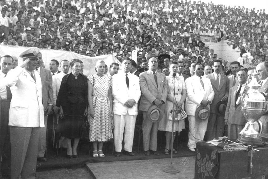 ELLITORAL_246421 |  Archivo El Litoral La esposa de Perón, en medio del acto oficial en la cancha de Colón