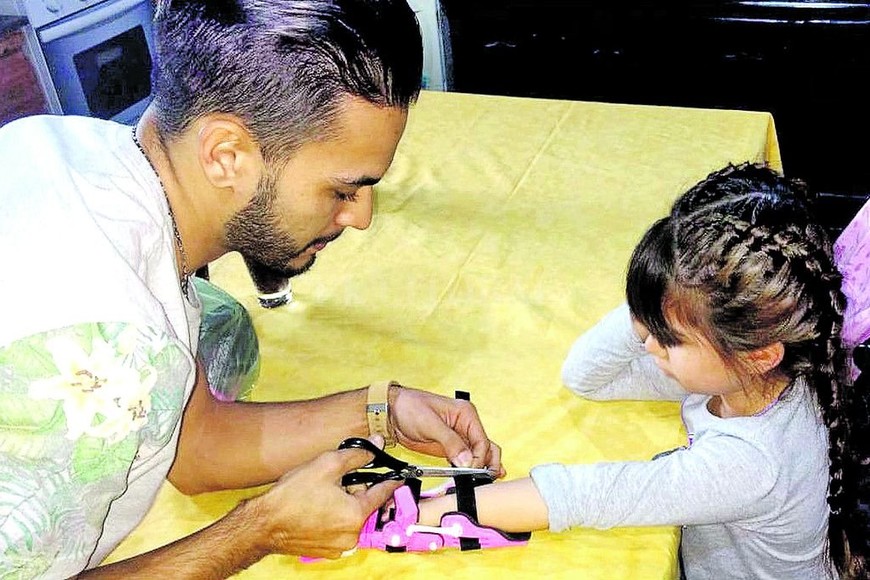 ELLITORAL_247102 |   Guido Adente le colocó la prótesis a Julieta, quien sueña con ser tenista y lo primero que hizo fue tomar una pelota.