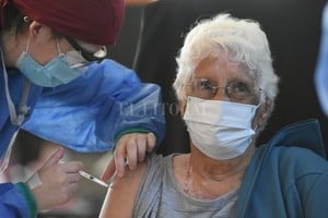 Mauricio Garín Los mayores no dudan. En pandemia se recuperó la confianza en las vacunas entre las personas de más de 65 años, pero preocupa su caída entre los menores de 40.