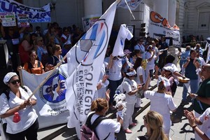 ELLITORAL_273421 |  Luis Cetraro Los enfermos coparon el acceso a la Legislatura esperando la sanción de la norma.