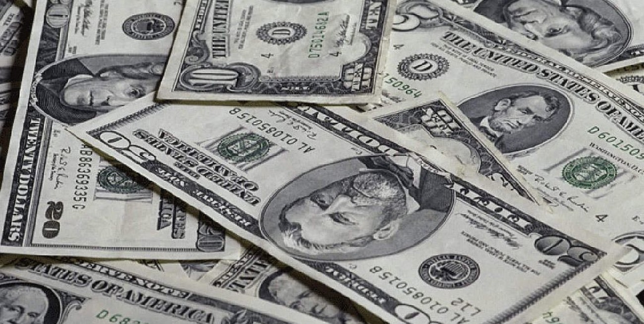 El dólar blue bajó dos pesos y cerró la semana a $ 139