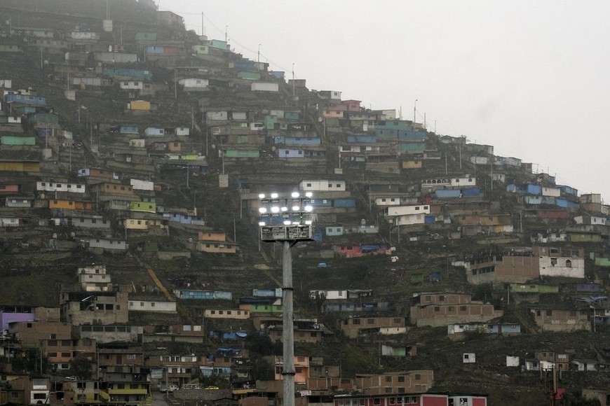 ELLITORAL_256118 |  Prensa Lima 2019 Contraste. La cancha de rugby en el marco del distrito más poblado y popular de Lima.