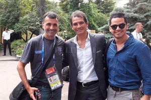 El Litoral Franco Navarro y su hijo Franquito, de 27 años y nacido en Santa Fe, junto al enviado de El Litoral en Rusia.