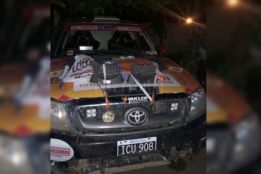 ELLITORAL_286320 |  Gentileza Con las medallas. La Toyota Hilux N° 163 con las preseas obtenidas tras el primer lugar en la categoría T2 en el SARR 2020.