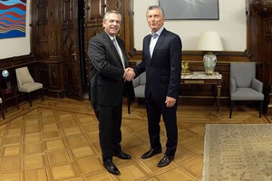 Archivo (191028) -- BUENOS AIRES, 28 octubre, 2019 (Xinhua) -- Imagen proveída por la Agencia de Noticias Télam del presidente de Argentina, Mauricio Macri (d), estrechando la mano del presidente electo, Alberto Fernández (i), en la Casa Rosada, en la ciudad de Buenos Aires, Argentina, el 28 de octubre de 2019. (Xinhua/TELAM) (tl) (rtg) (ah)