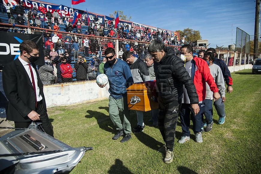 ELLITORAL_301229 |  Marcelo Manera Los restos del  Trinche  fueron despedidos el fin de semana por los hinchas de su club, Central Córdoba de Rosario.