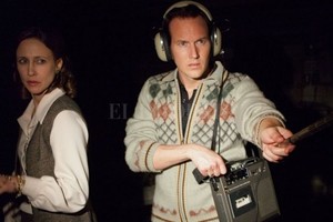 Warner Bros. Pictures Vera Farmiga como Lorraine Warren y Patrick Wilson como Ed Warren, en  El conjuro , sobre una pareja de demonólogos que investigan hechos paranormales.