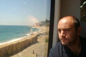 Gentileza Yamil Dora publicó  Por la vereda con sombra  en editorial Palabrava.