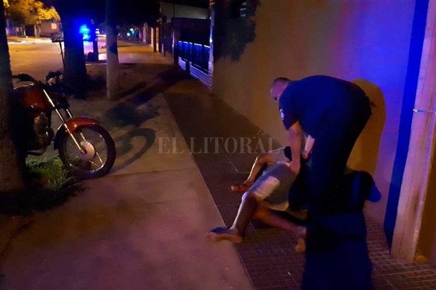 ELLITORAL_278961 |  Danilo Chiapello Uno de los policías asiste a uno de los delincuentes