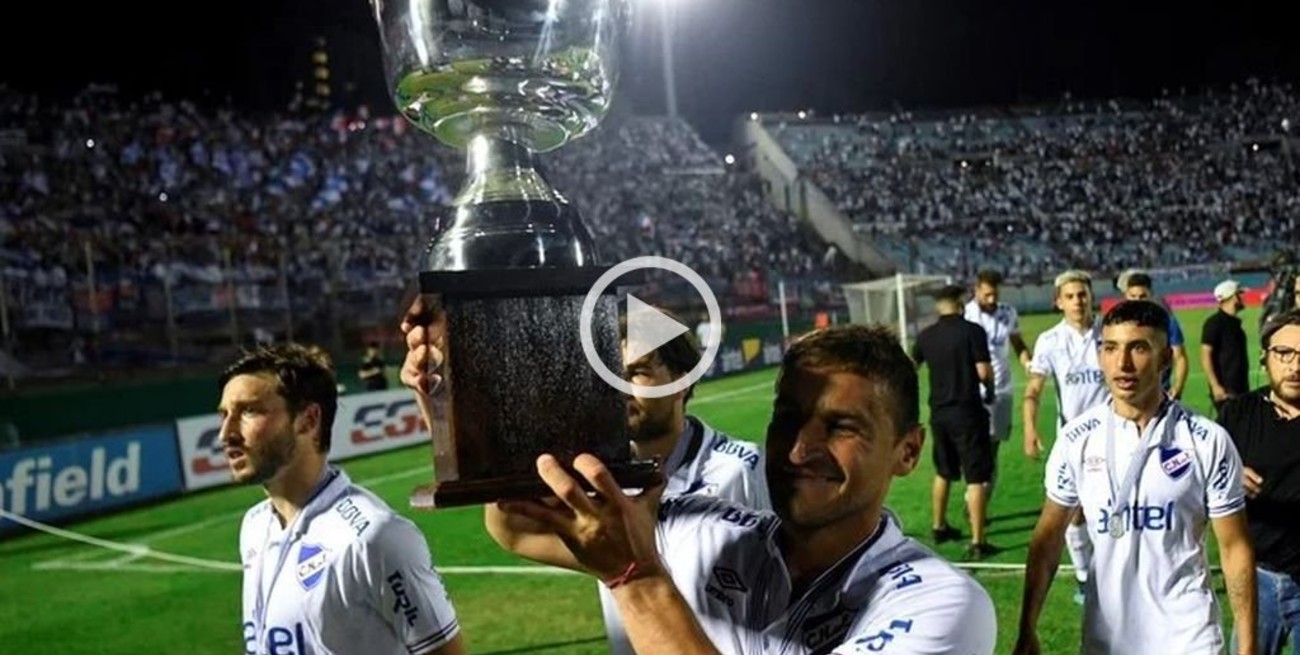 Insólito: Se cayó la copa del campeón uruguayo al foso