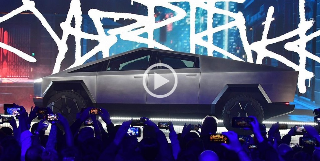 Video: Tesla presentó su pick up supuestamente "irrompible"... pero algo falló