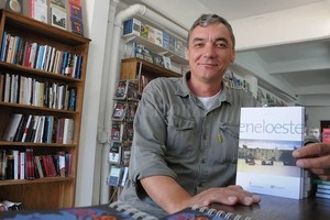 Archivo El Litoral El autor con su anterior libro.