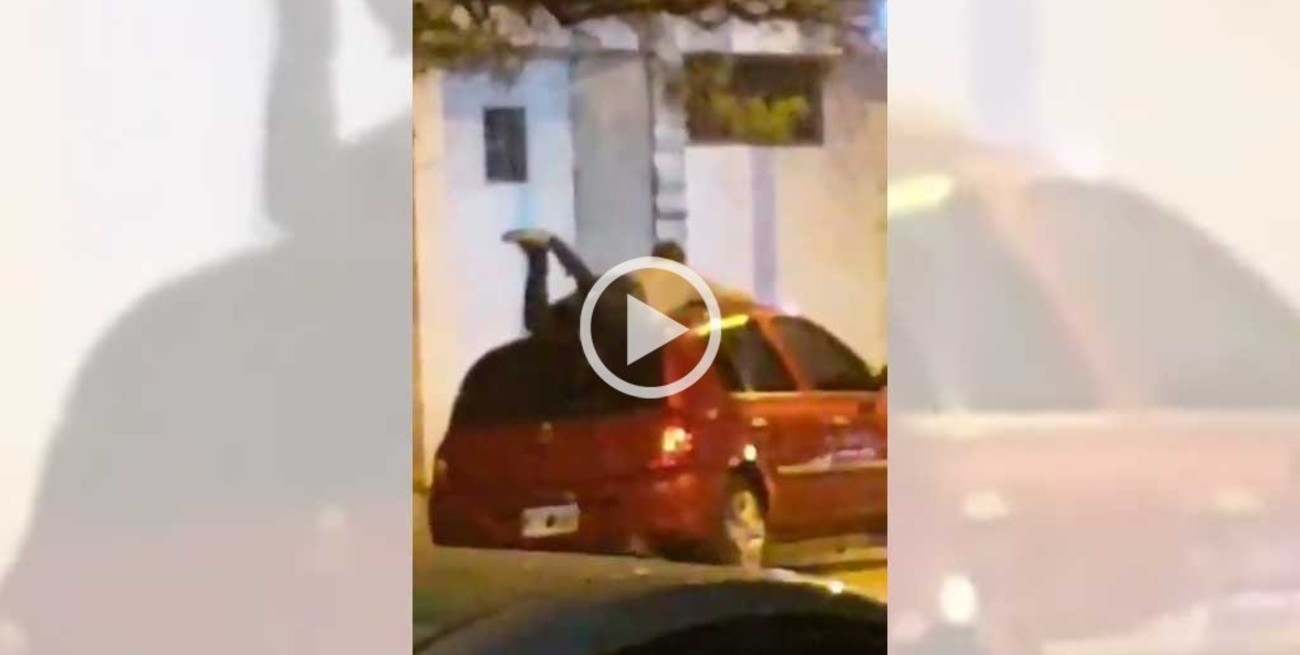 Video: desesperado intento por salvar el auto del granizo