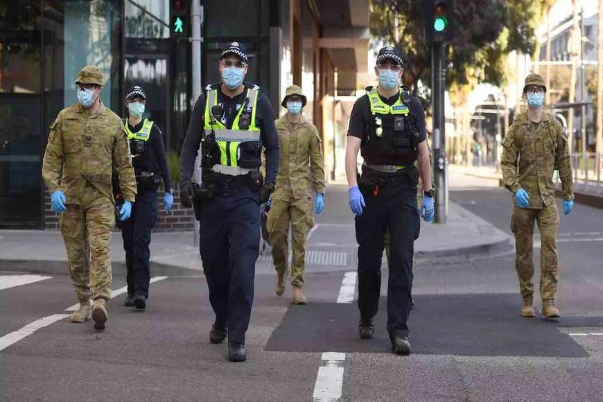 ELLITORAL_317426 |  AFP Policías y soldados patrullan en Melbourne, después del anuncio de nuevas restricciones para contener la propagación del nuevo coronavirus.