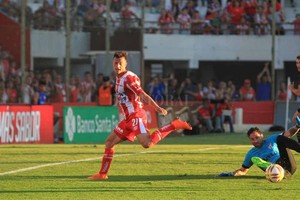 ELLITORAL_239457 |  Pablo Aguirre Augusto Lotti se pasa de largo en un mano a mano con Lucchetti el día del triunfo ante los tucumanos de Atlético. El delantero tuvo un gran susto en Parque Patricios pero está recuperado y jugará de titular.