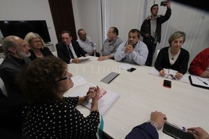 ELLITORAL_240567 |  Mauricio Garín Los ministros Genesini y Balagué mantuvieron la reunión con los gremios docentes y luego viajaron a Rosario a informar a sus pares del gabinete sobre la respuesta docente.