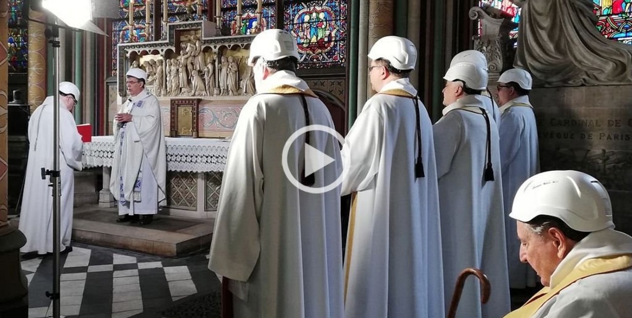 Video: con sacerdotes con casco de obra, Notre Dame volvió a celebrar una misa