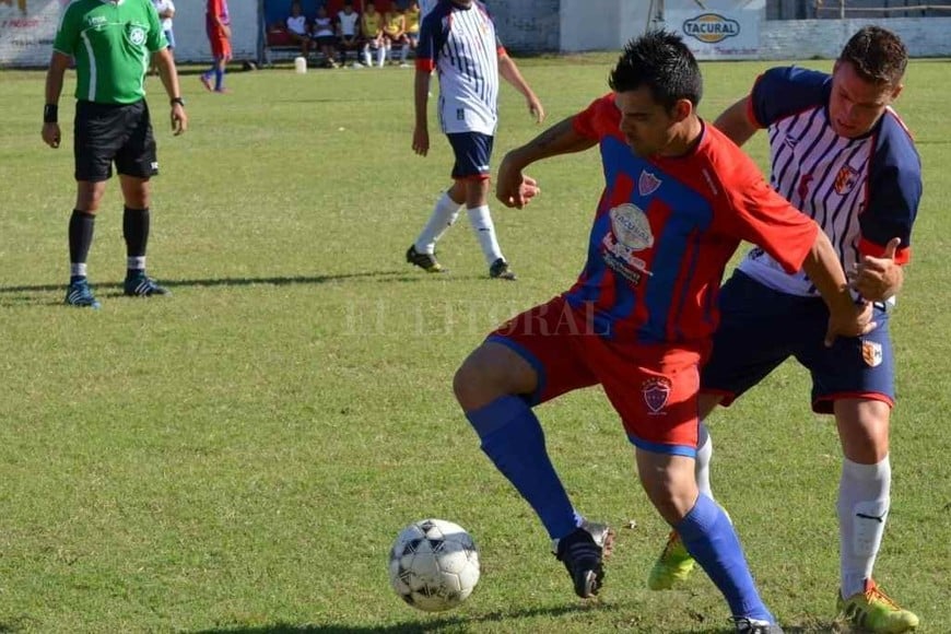 ELLITORAL_330631 |  El Litoral La Perla del Oeste, el club que lo vio nacer. En su regreso al país, vistió la camiseta de la institución de Recreo Sur, con el  Flaco  Tobaldo como técnico.