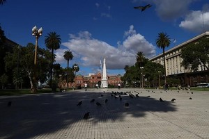 ELLITORAL_295605 |  Archivo Sólo algunas personas caminan por la histórica Plaza de Mayo, mientras la propagación del COVID-19 continúa en Buenos Aires, Argentina, el 19 de marzo de 2020. REUTERS/Matías Baglietto