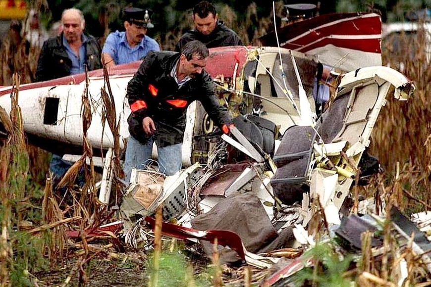 ELLITORAL_290477 |  Archivo El Litoral Estado en el que quedó el helicóptero tras caer en un maizal a la vera de la ruta 9, cerca de Ramallo. Aún se investiga si fue un accidente (impactó con cables de alta tensión) o un atentado (lo atacaron a balazos).